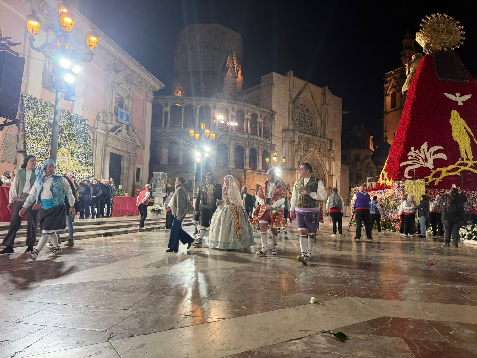 Fallera Mayor y acompañamiento en la Ofrenda Floral 2025-26